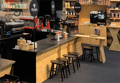 Empfangstheke Bewegung OSB schwarz lackiert mit Messingkante